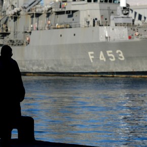 Ο Χαφτάρ σήκωσε ελληνική σημαία για την ελληνική φρεγάτα στη Λιβύη (pic)&nbsp;;