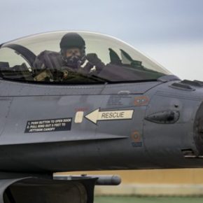 Αμερικανικά και ελληνικά πολεμικά αεροσκάφη πέταξαν πάνω από τα Σκόπια και χαιρέτισαν την ένταξη της χώρας στο&nbsp;ΝΑΤΟ