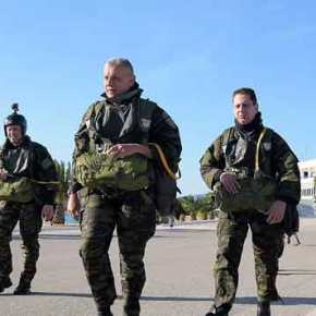 Ο Αρχηγός ΓΕΕΘΑ σε άλμα στη θάλασσα! Ένας ύμνος για την ετοιμότητα των Ενόπλων Δυνάμεων&nbsp;(pics/vid)