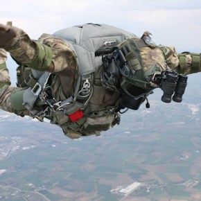 Υπεγράφη η συμφωνία για αλεξίπτωτα ελεύθερης πτώσης&nbsp;διείσδυσης