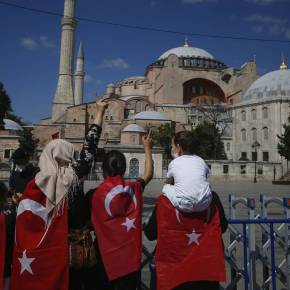 Αγιά Σοφιά: Εικόνες ντροπής – Έτσι κάλυψαν οι Τούρκοι τα&nbsp;ψηφιδωτά