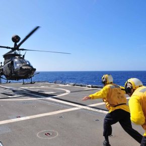 Επιχειρήσεις εξοπλισμένων ελικοπτέρων OH-58D Kiowa από τα αρματαγωγά του&nbsp;ΠΝ.