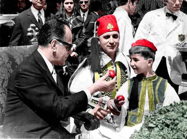 21Πασχα_-Γεώργιοσ_Παπαδόπουλος_τσουγκρίζει_αυγό_με_τον_μικρό_τσολιά_jpg