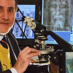 «Τοποθέτησα περισσότερες φορές τα 33 κεριά κάτω από τα γένια μου. Ενώ τις πρώτες φορές δεν ένιωθα κανένα πόνο, ή οτιδήποτε άλλο», αναφέρει ο καθηγητής Τζιούλιο&nbsp;Φάντι