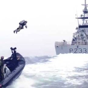 Βρετανός Πεζοναύτης «έγινε» Iron Man για να κάνει&nbsp;νηοψία