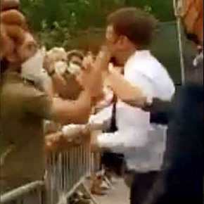 Μακρόν: Η στιγμή που πολίτης χαστουκίζει τον Γάλλο Πρόεδρο&nbsp;[vid]