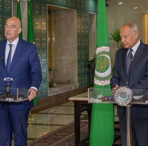 Ιστορικό μνημόνιο συνεργασίας με τον Αραβικό Σύνδεσμο – Ηχηρά μηνύματα Δένδια από το&nbsp;Κάιρο