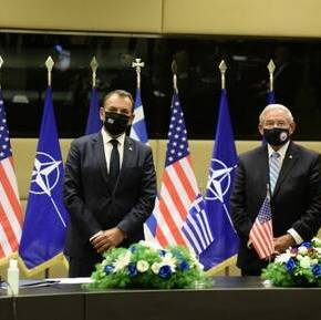 Απονομή Διαμνημόνευσης Αστέρα Αξίας και Τιμής από τον Νίκο Παναγιωτόπουλο στον Ρόμπερτ&nbsp;Μενέντεζ