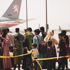 Αφγανιστάν ώρα μηδέν: 10.000 άνθρωποι στο αεροδρόμιο της Καμπούλ περιμένουν να&nbsp;φύγουν
