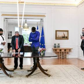 Ο Γιάννης Αντετοκούνμπο στο Μέγαρο Μαξίμου – Έλληνες πολίτες η μητέρα και ο αδελφός του&nbsp;(pics)