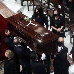 Μίκης Θεοδωράκης: Πλήθος κόσμου αποχαιρέτησε τον μεγάλο συνθέτη – Στις 21:00 μεταφέρεται η&nbsp;σορός