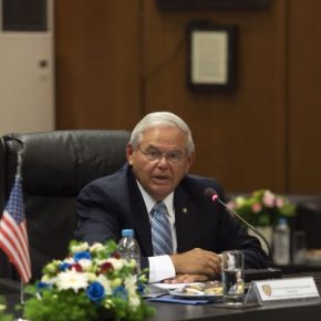 Ο Ρόμπερτ Μενέντεζ στο στόχαστρο της Άγκυρας…&nbsp;οικογενειακώς