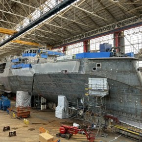 Επίσκεψη του Πρωθυπουργού της Ελλάδας στο ναυπηγείο των Belh@rra: Τι σημαίνει αυτό για το παγωμένο εξοπλιστικό πρόγραμμα του&nbsp;Στόλου;